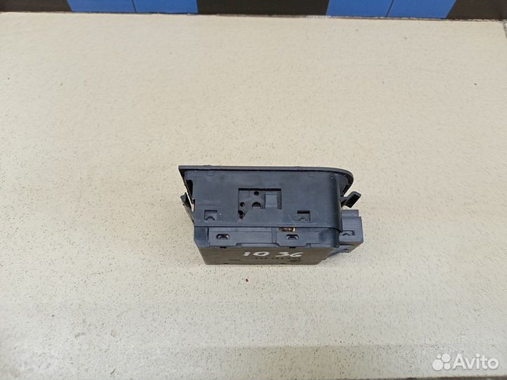 Кнопка фиксатора стояночного тормоза Tiguan 2007-2