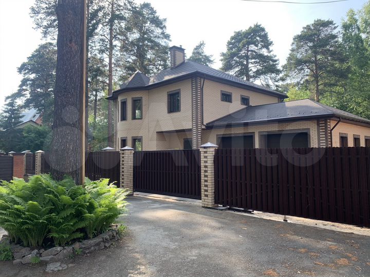 Коттедж 311 м² на участке 12 сот.