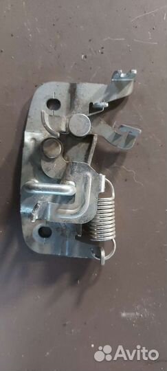 Ответная часть замка багажника на Mitsubishi Lance