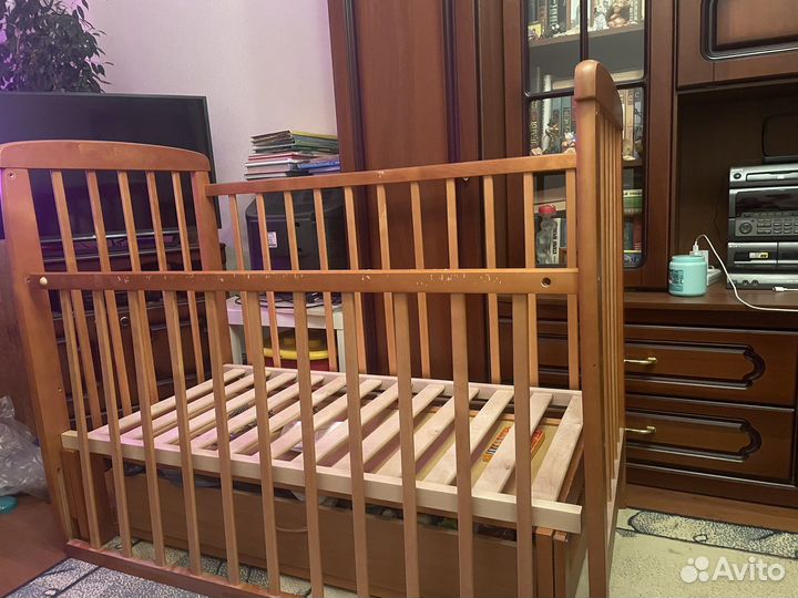 Кровать детская с маятником