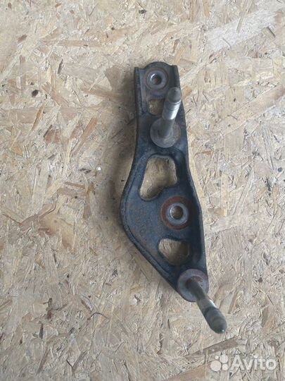 Кронштейн опоры двигателя правый Toyota Prius