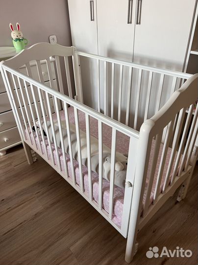 Детская кроватка с маятником белая и комод