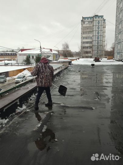 Чистка крыш от снега ручная