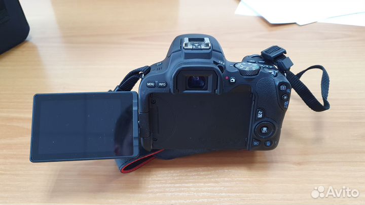 Canon EOS 200D Kit EF-S 18-55mm f/4-5.6 IS STM