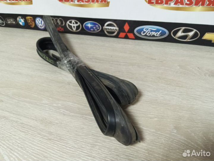 Уплотнитель стекла двери передний правый Ford
