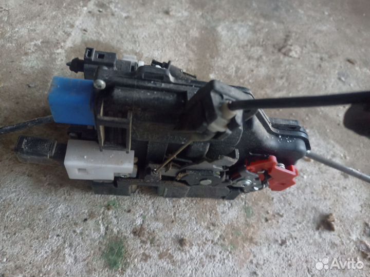 Замок двери передний правый Audi A8 D3