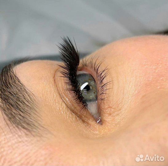 Наращивание ресниц, бровист