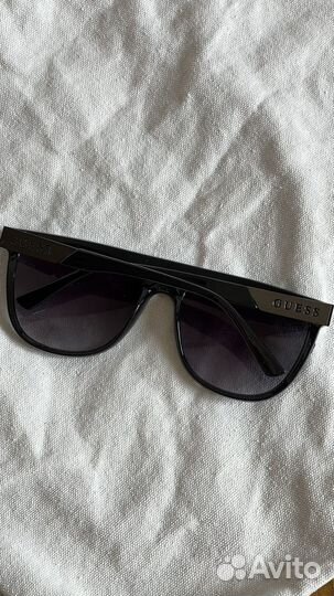 Солнцезащитные очки Guess