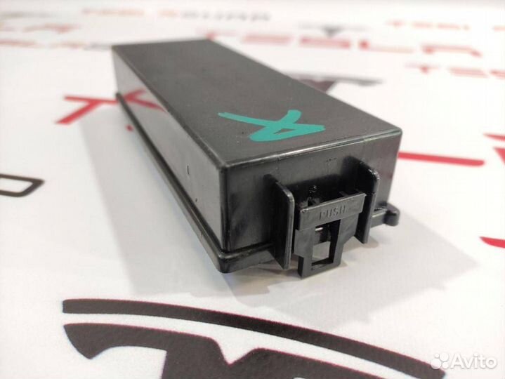 Крышка блока предохранителей переднего Tesla