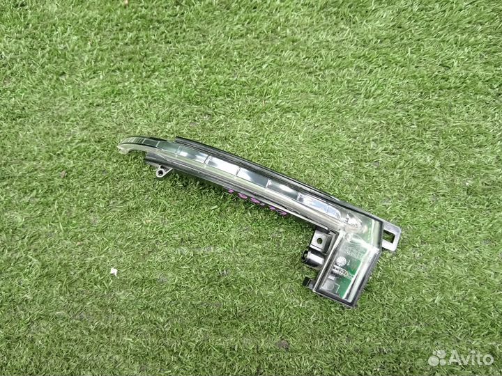 Повторитель поворота в зеркало левый VAG Audi A6 C