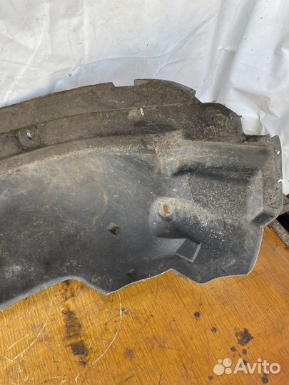 Подкрылок передний левый ML163 W163 Mercedes