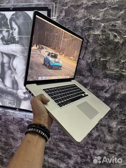 Apple macbook pro 17 core i5 4gb ssd 256gb