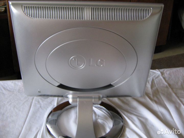 Монитор LG Flatron L1520B