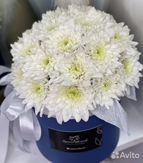 Букет цветов хризантем в коробке