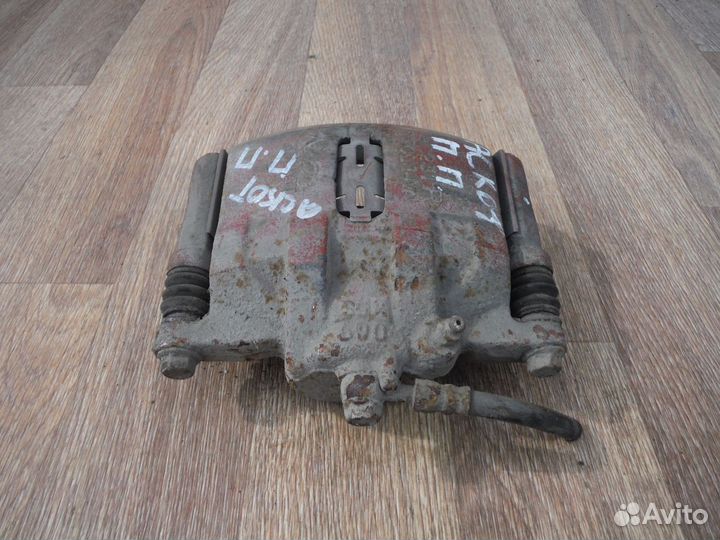 Суппорт передний правый Honda Acsot 1995