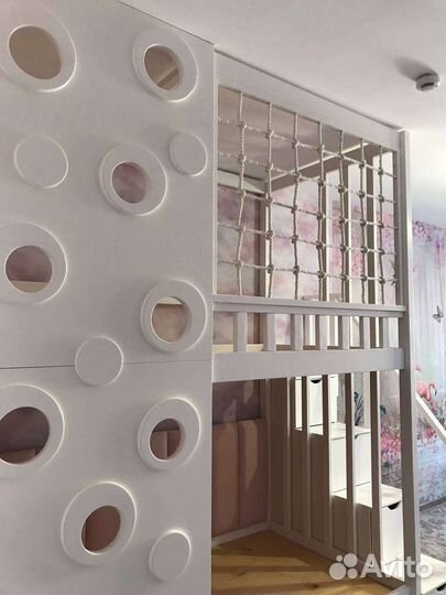 Кровать мягкая спинка скалодром