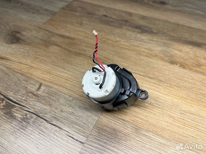 Мотор боковой щетки левый (L) Midea M7