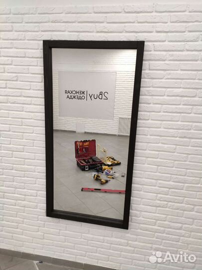 Зеркало настенное в деревянной раме