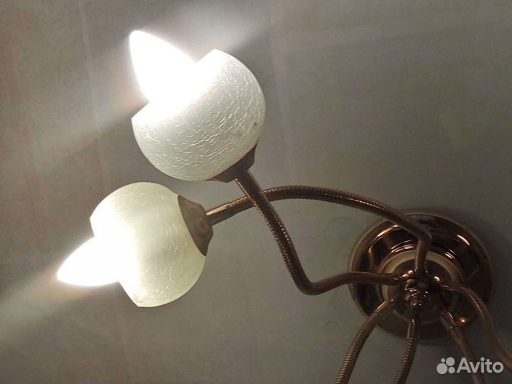 Люстра потолочная подвесная. Регулируемая плафоны