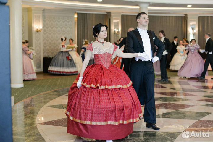 Фраки, платья для бальных танцев и т.д