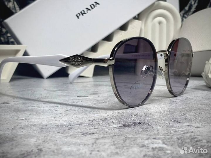 Очки Prada солнцезащитные