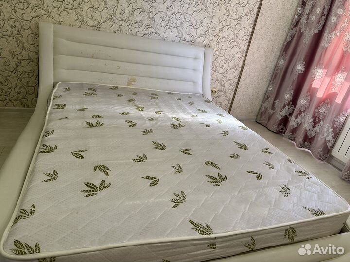 Кровать двухспальная с матрасом бу