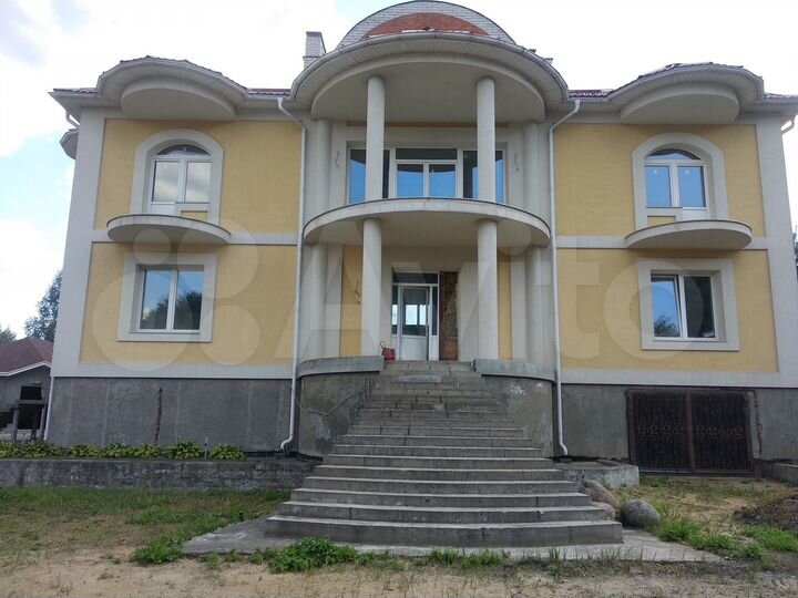 Дом 1389,8 м² на участке 20 сот.