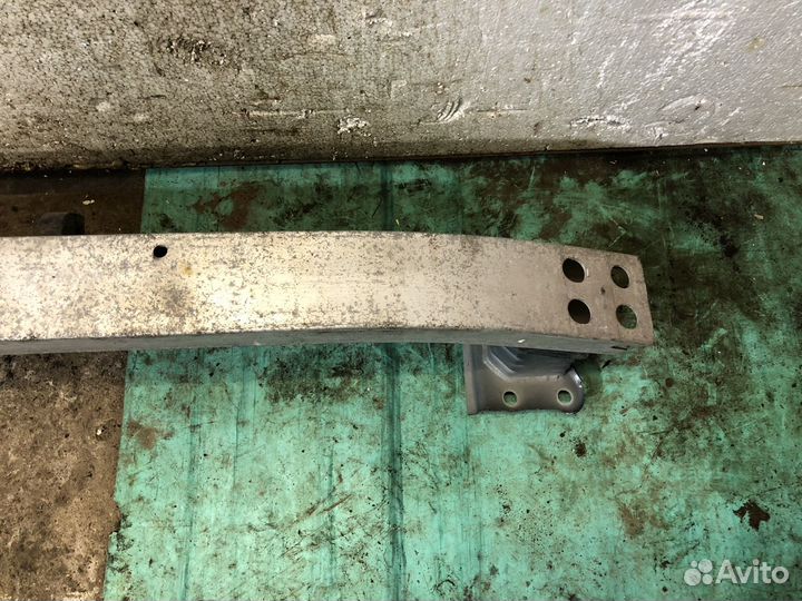 Усилитель переднего бампера Тойота Королла Версо