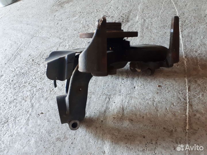 Поворотный кулак Volkswagen Polo левый