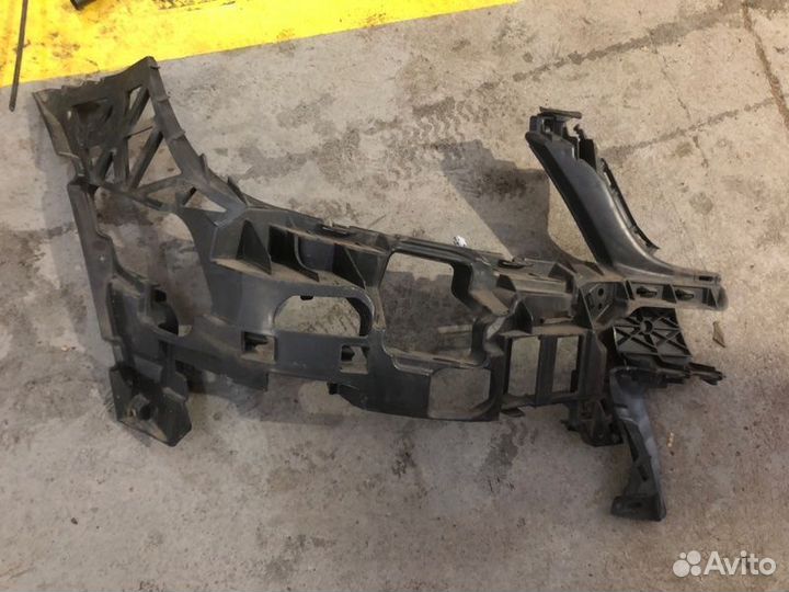 Кронштейн бампера передний правый Mercedes Benz