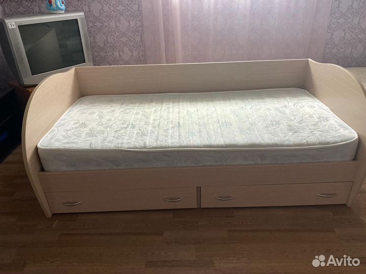 Кровать