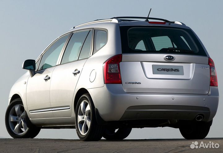 Заднее стекло на Kia Carens