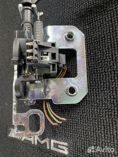 Замок спинки заднего сиденья Mercedes Benz