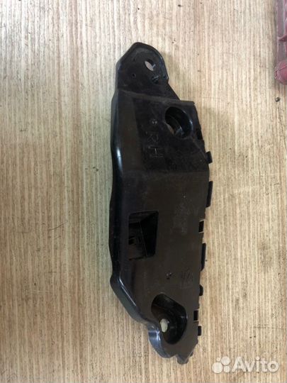 Кронштейн бампера передний левый Kia Sportage