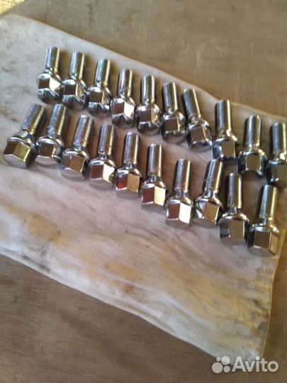 Продам болты крепления колес