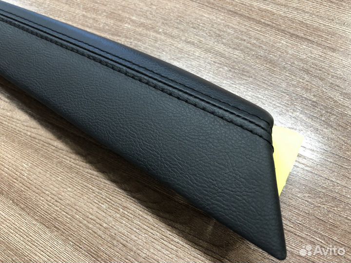 Молдинг подлокотника левый Mazda 3 BM 2013-2019