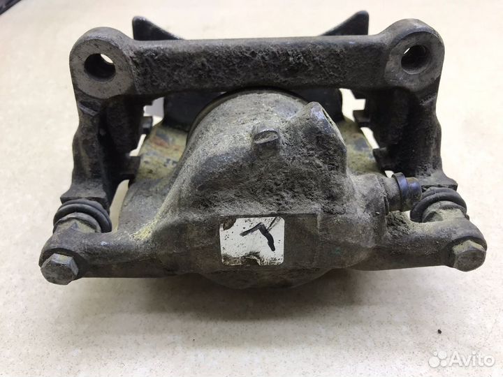 Суппорт передний левый Месредес GLA 156