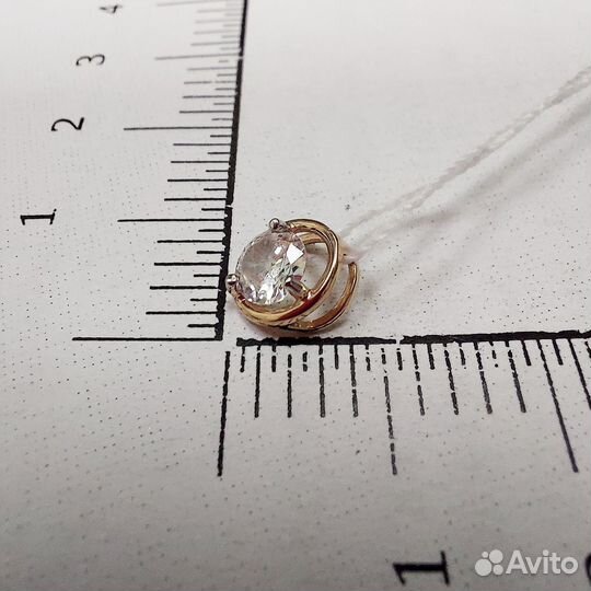 Золотая подвеска с камнем