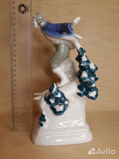 Фарфоровая статуэтка Лыжник