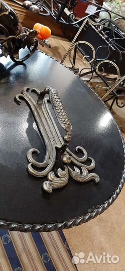 Кованая дверная ручка старинная