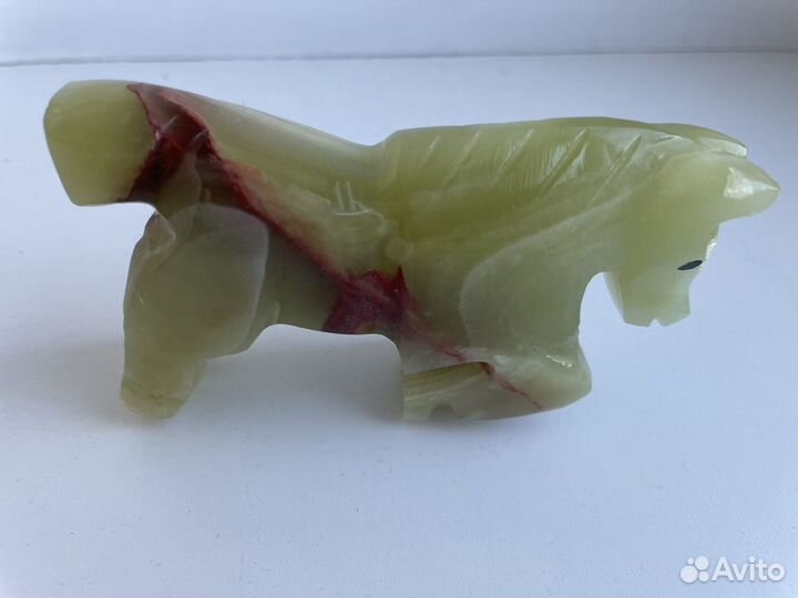 Конь из оникса