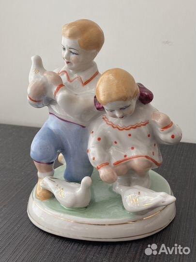 Фарфоровая статуэтка 