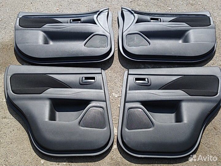 Обшивки дверей Mitsubishi Outlander 3 2019 год