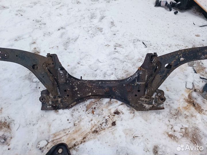 Подрамник Дэу Магнус 2002 г