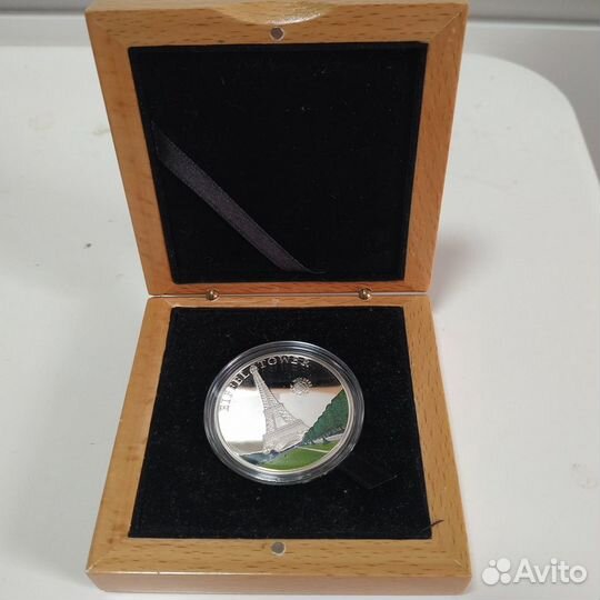 Серебряные монеты в футярах