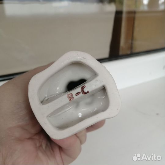 Статуэтка Девочка с мишкой