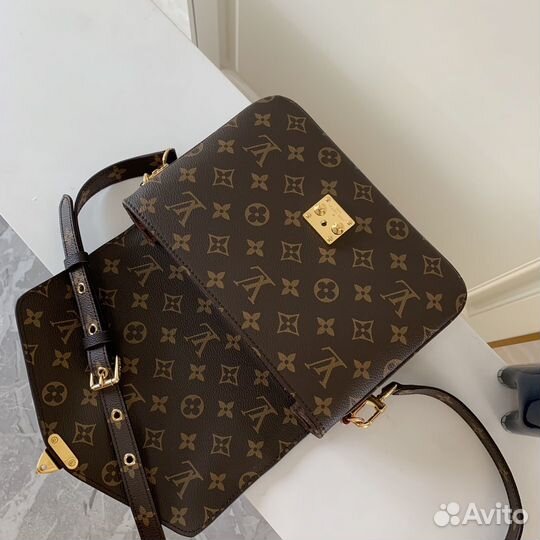 Louis Vuitton Pochette Metis Monogram