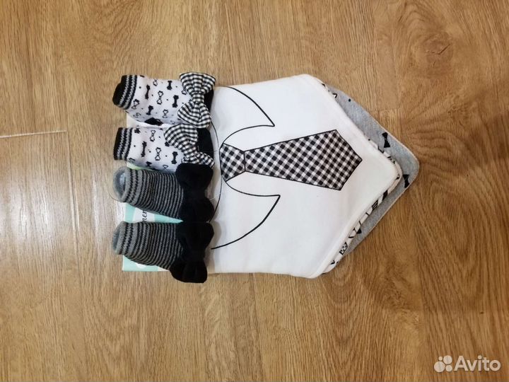 Детский набор Носочки и нагруднички новый