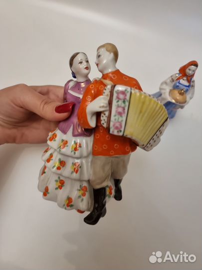 Статуэтка фарфоровая Уральская кадриль