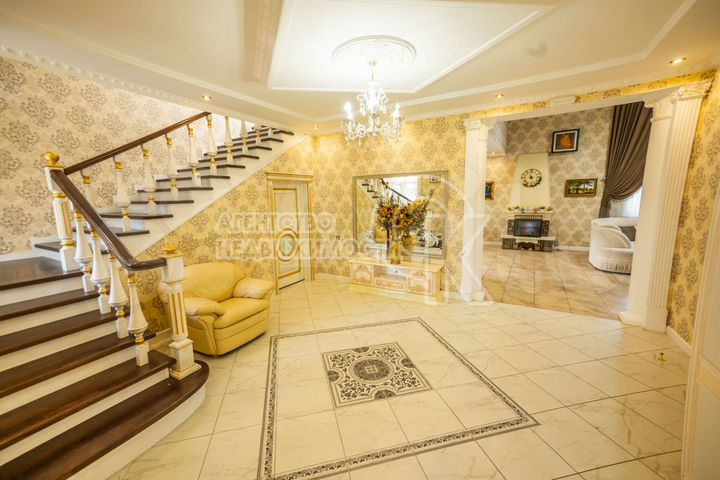 Коттедж 250 м² на участке 14 сот.